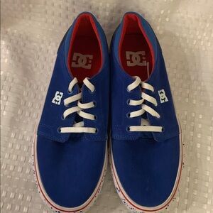 DC Trase SE blue low rise skateboard shoes, Youth size 6.